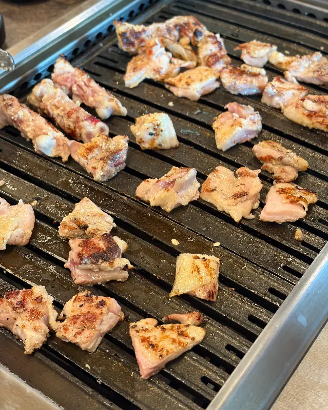 노릇하게 구워진 닭갈비