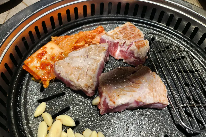 고기와 김치, 마늘의 조화