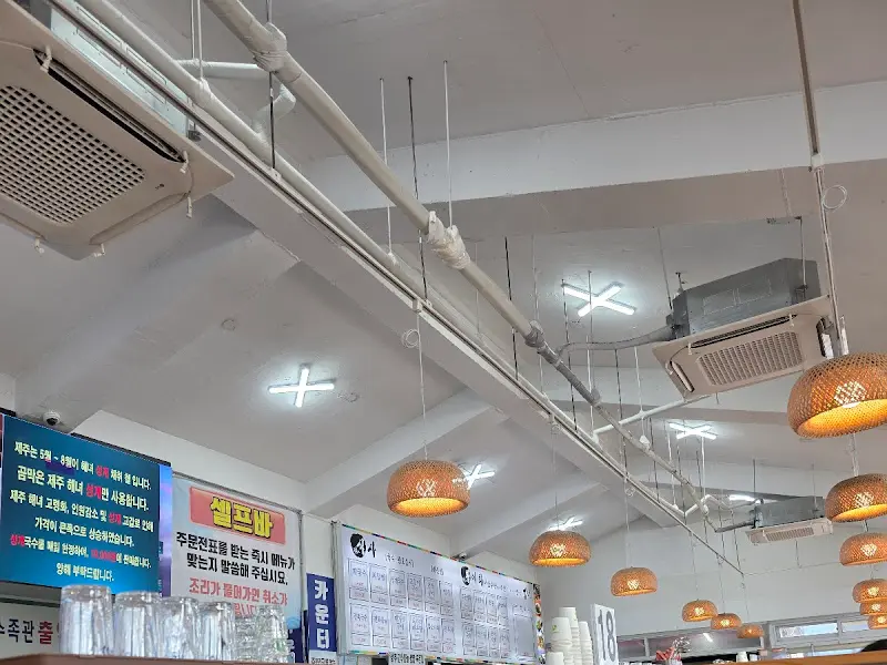 천장에 달린 라탄 조명