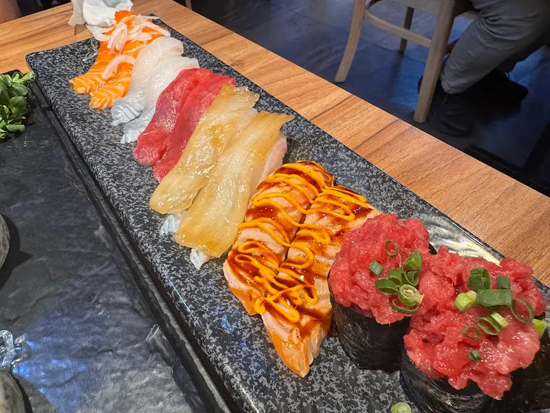 다양한 종류의 초밥이 담긴 접시