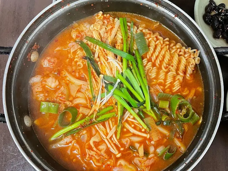 곱창, 라면, 쑥갓이 어우러진 얼큰한 곱창전골