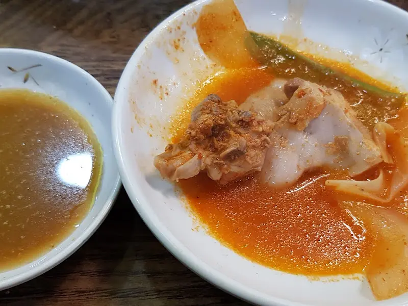 물닭갈비 속 닭고기