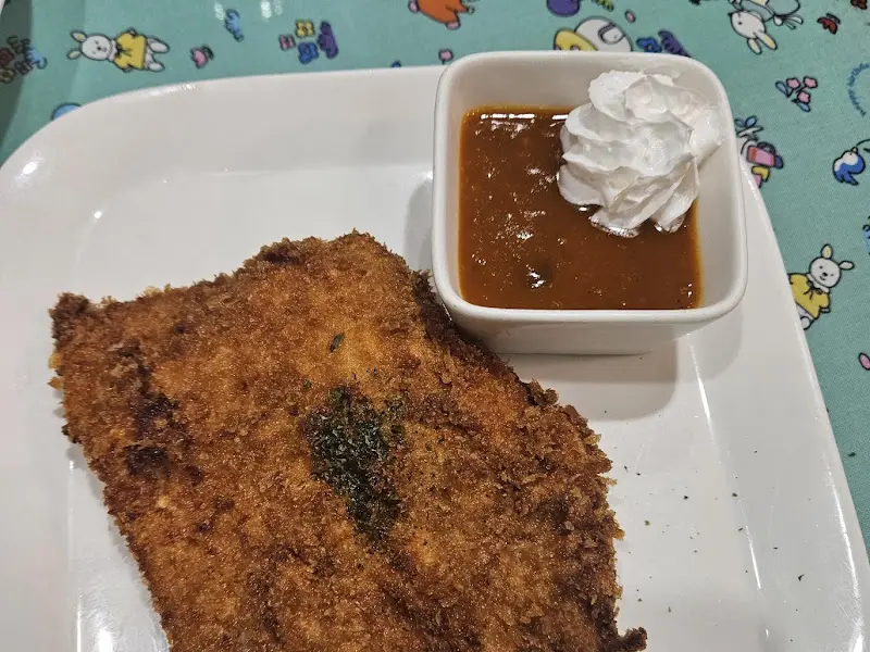 로제 소스에 생크림이 올려진 독특한 비주얼의 로제찍먹 돈까스