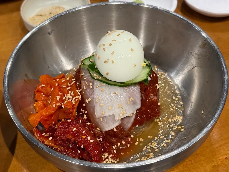 매콤한 꼬들무 명태회냉면