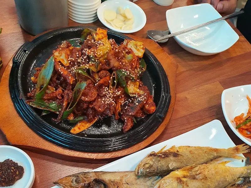 윤기가 흐르는 더덕고추장불고기