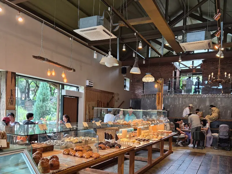 다양한 빵들이 진열된 모습