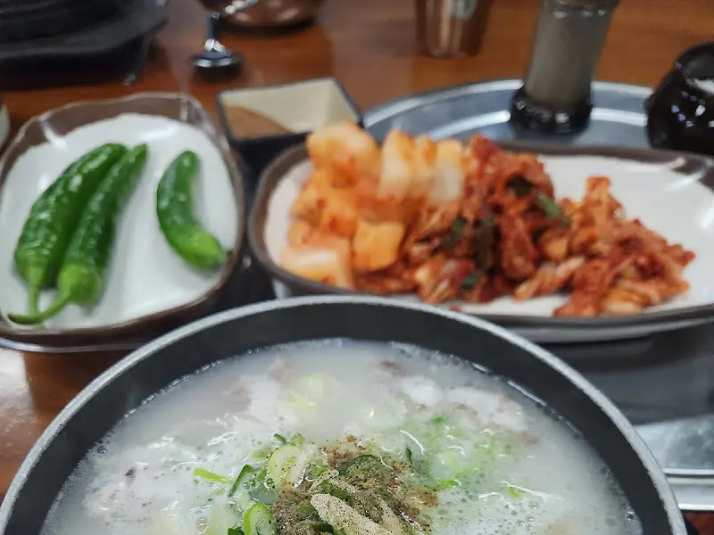 곰탕과 밑반찬