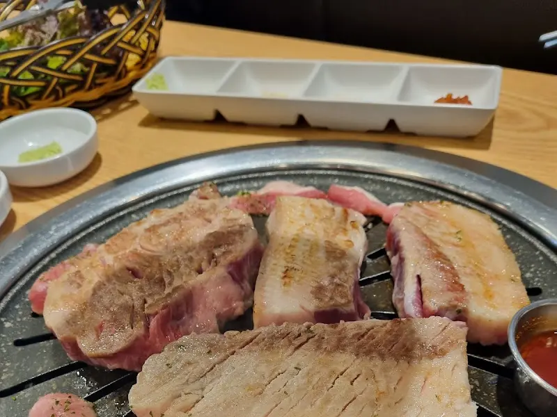 다양한 밑반찬과 쌈 채소