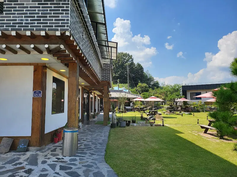 카페 건물 옆 야외 테이블