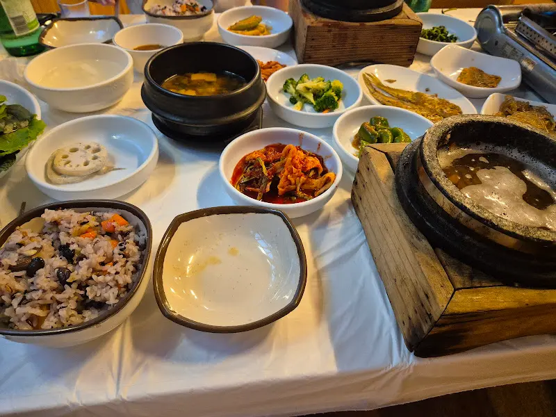 돌솥밥과 다양한 반찬