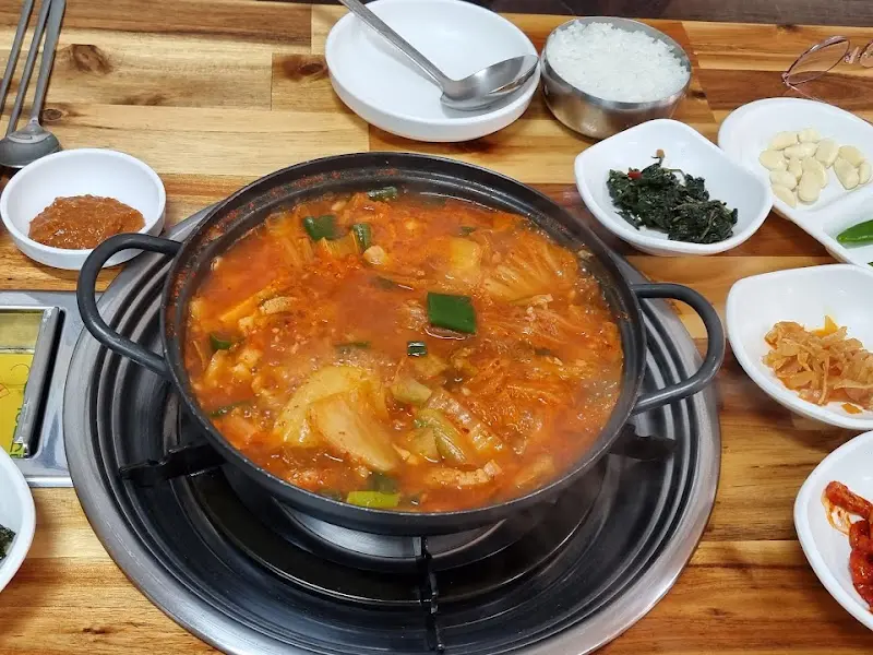김치찌개와 함께 차려진 밑반찬들
