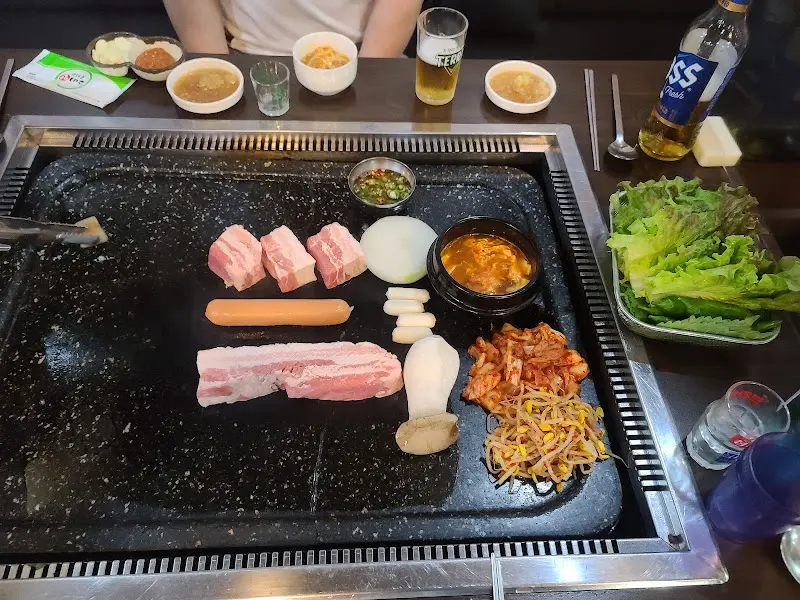 돌판 위에 올려진 다채로운 재료들