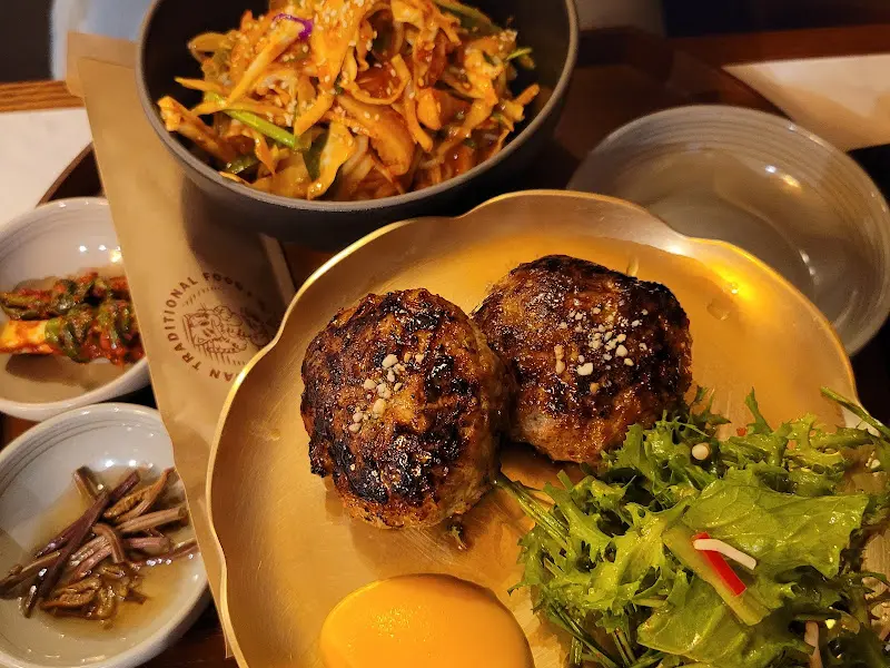 비빔국수와 흑돼지 떡갈비