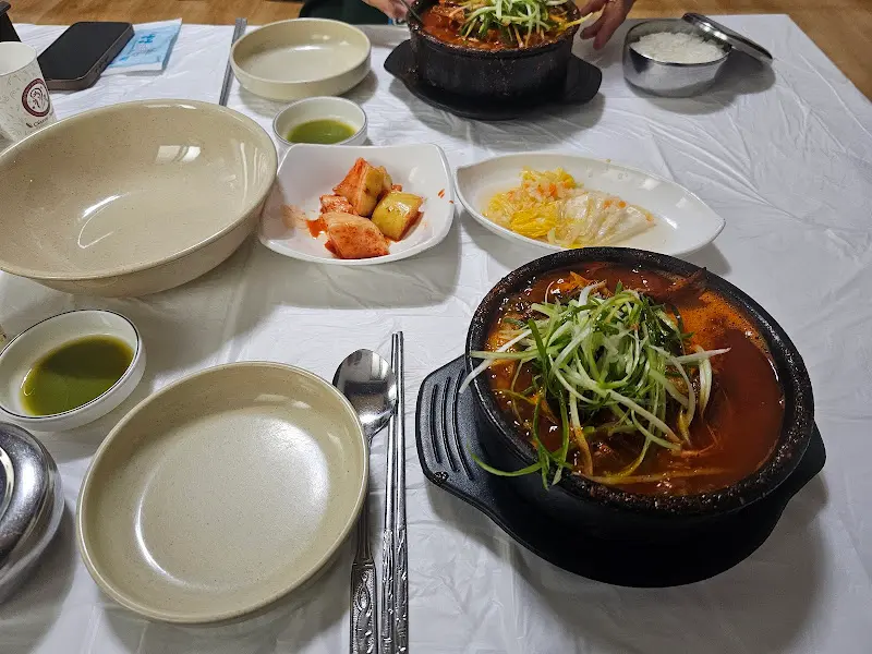 테이블 위에 차려진 뼈해장국 한 상