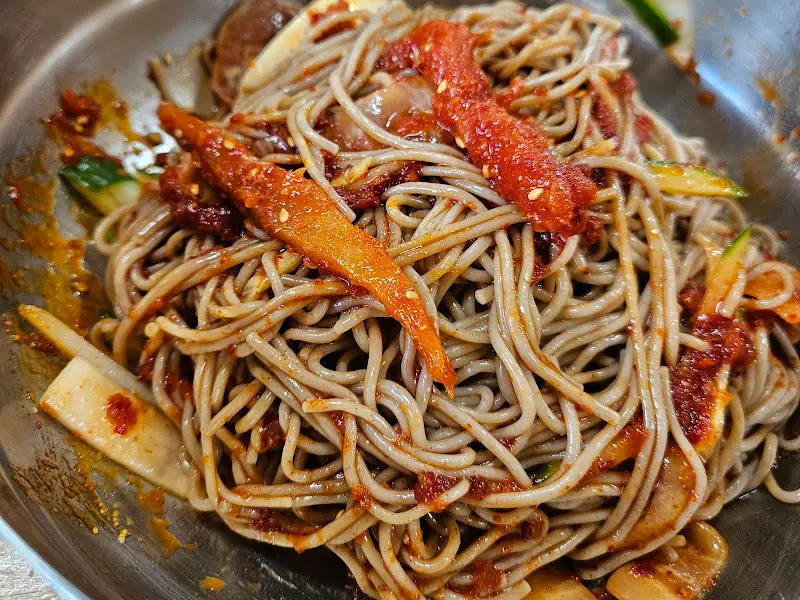 명태회 비빔 막국수 클로즈업