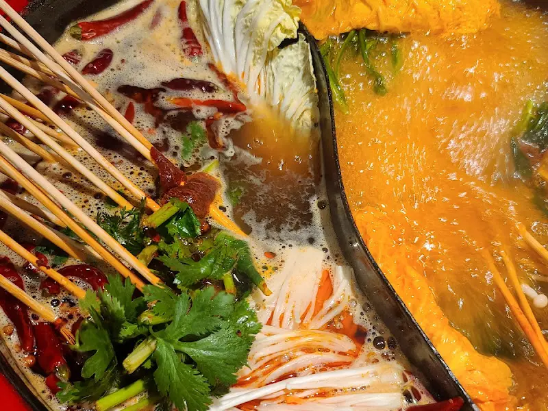 홍탕에 담긴 꼬치들의 모습