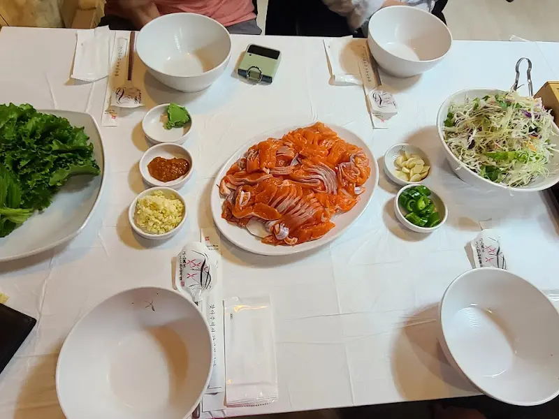 푸짐하게 차려진 송어회 한 상