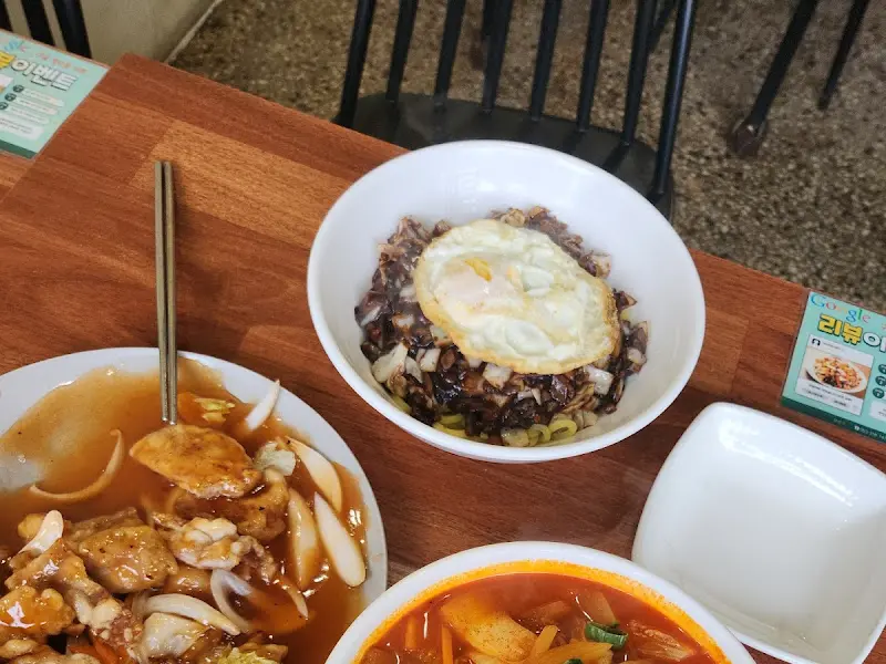 테이블 위에 놓인 짬뽕밥, 유니짜장, 탕수육