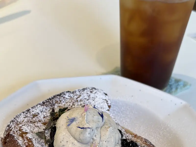 달콤한 프렌치 토스트와 시원한 음료