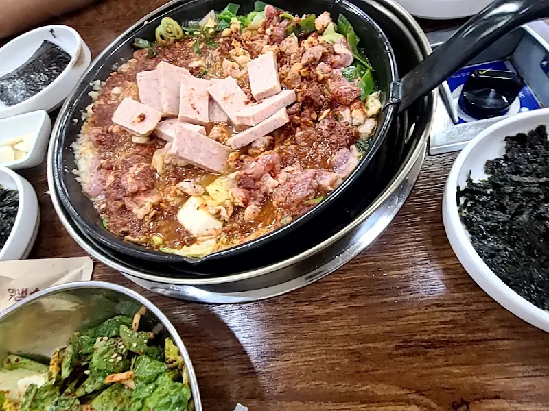 스팸과 김가루가 올려진 비빔돼지