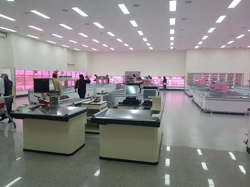 다양한 고기 부위가 진열된 냉장 코너