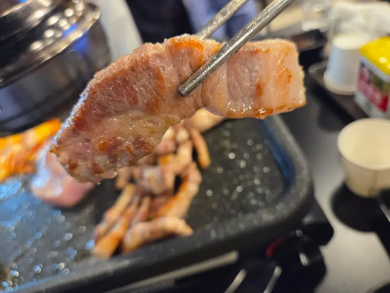 젓가락으로 집은 오겹살