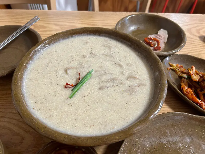 들깨칼국수와 수육, 겉절이