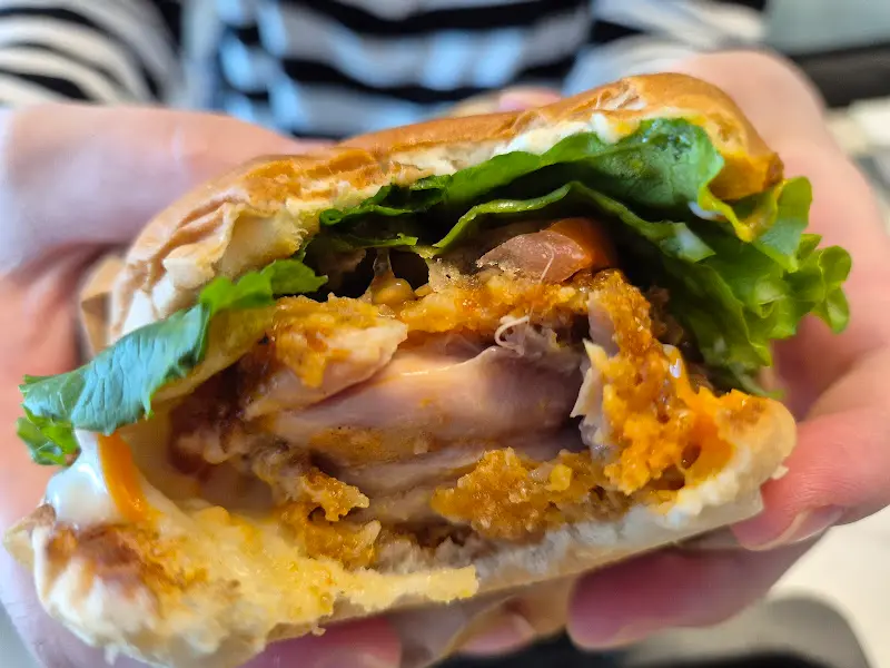 한입 베어 문 치킨 버거의 단면