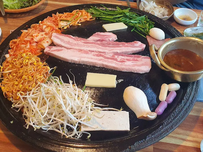 솥뚜껑 한 상 차림