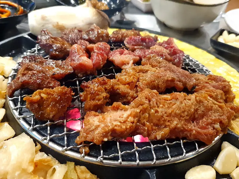 숯불 위에서 구워지는 소갈비살과 떡갈비 오돌뼈