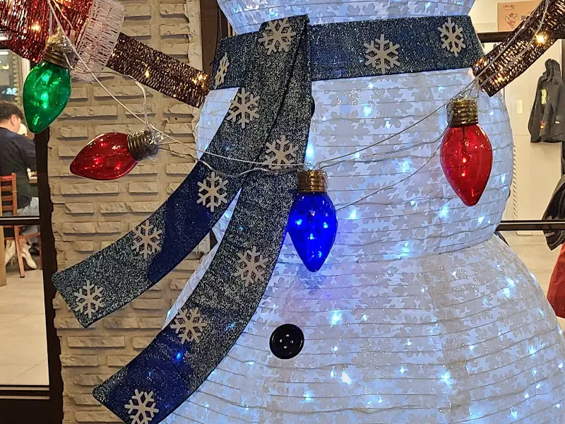 식당 외부에 설치된 장식