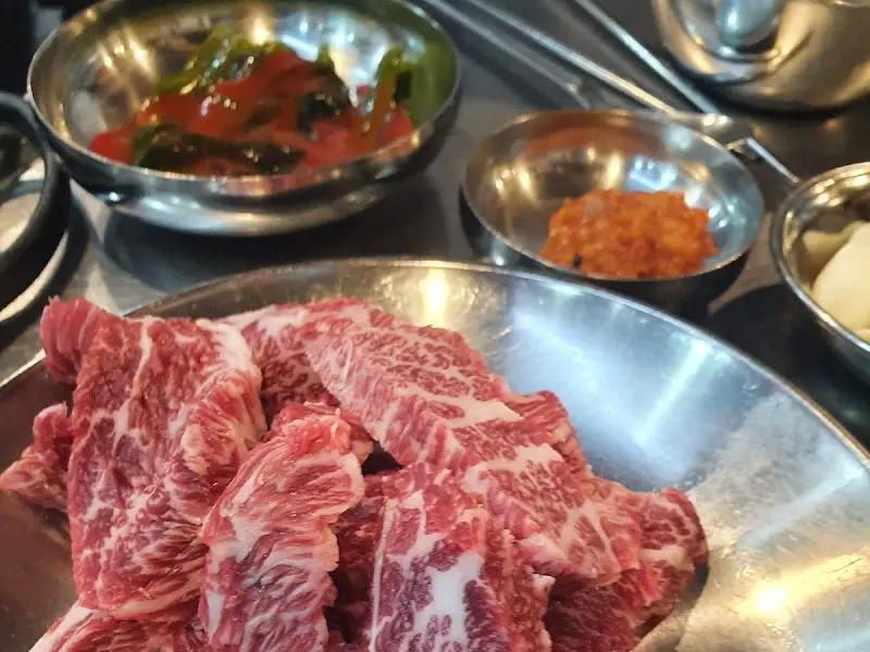 다양한 밑반찬과 함께 즐기는 안창살