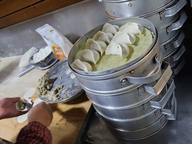 만두를 빚는 모습