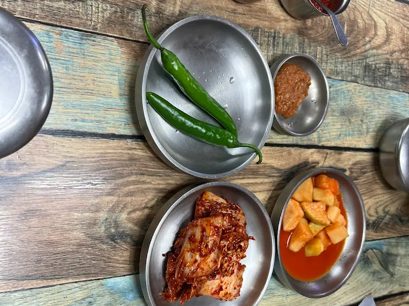 수육과 함께 제공되는 곁들임 반찬들