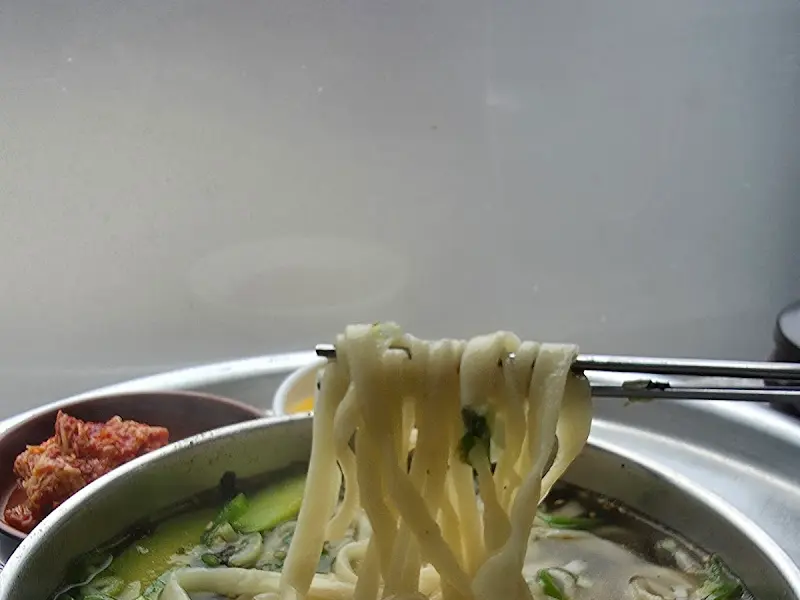 젓가락으로 면을 들어올리는 모습