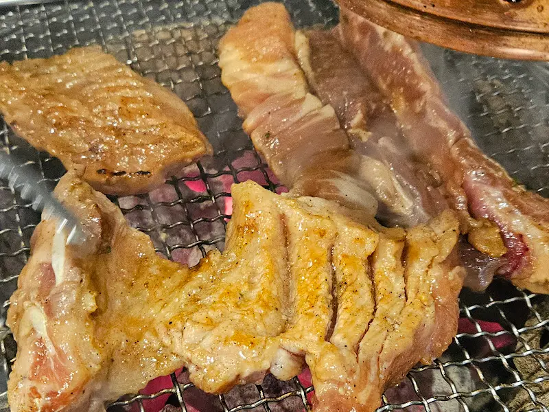 숯불 위에서 익어가는 수제갈비