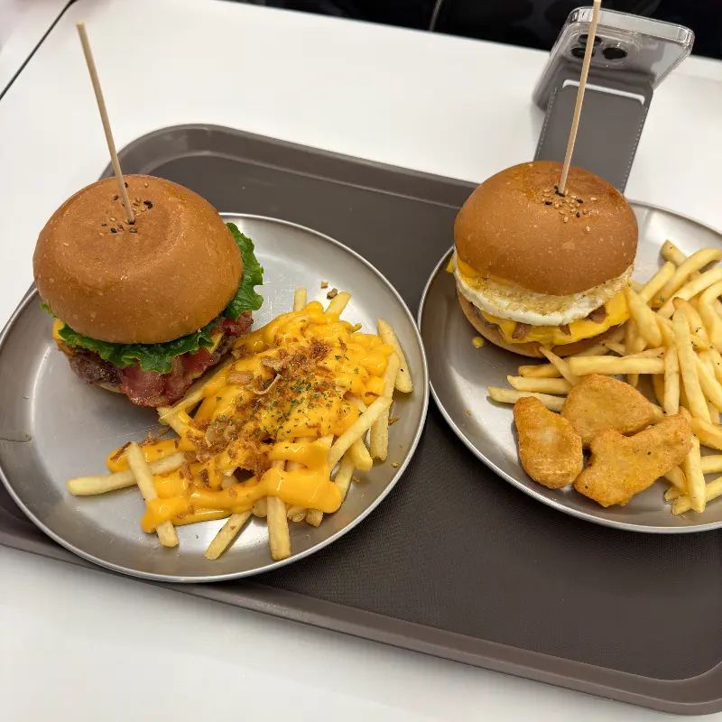 에그 치즈 버거와 오지치즈 프라이