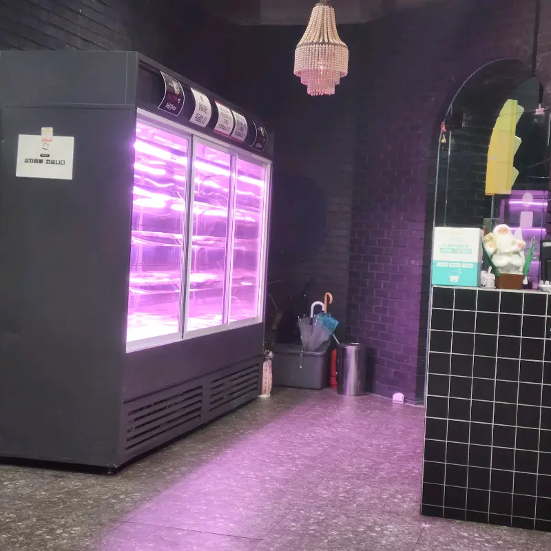 모던하고 깔끔한 매장 내부