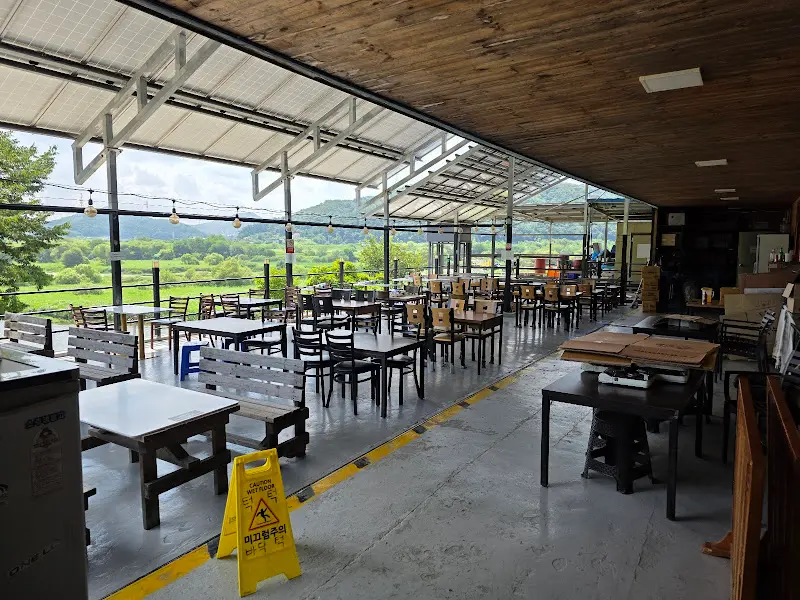 용댕이매운탕 야외 테이블