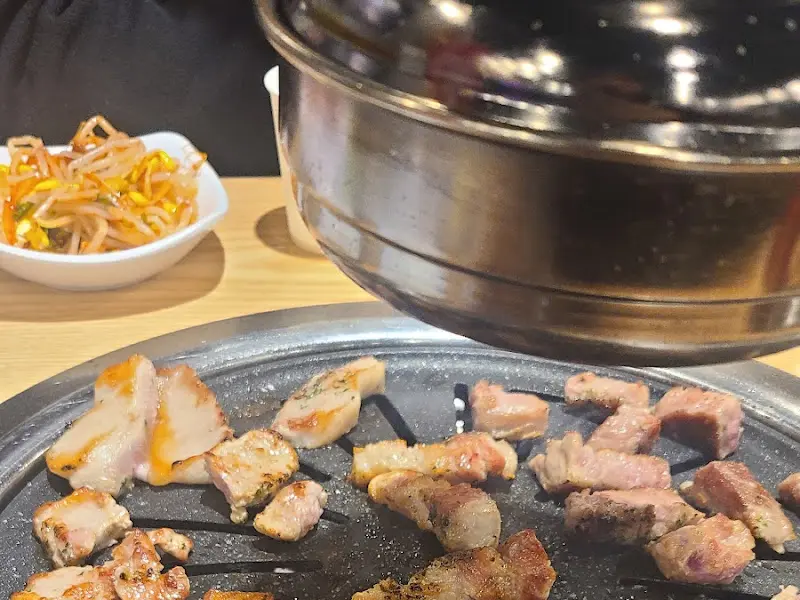 불판 위에서 구워지는 삼겹살