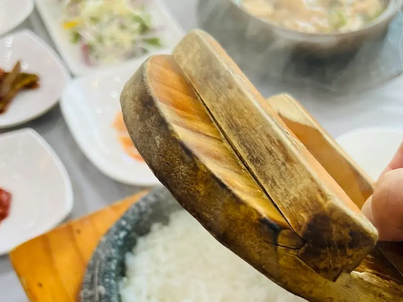 윤기가 흐르는 돌솥밥