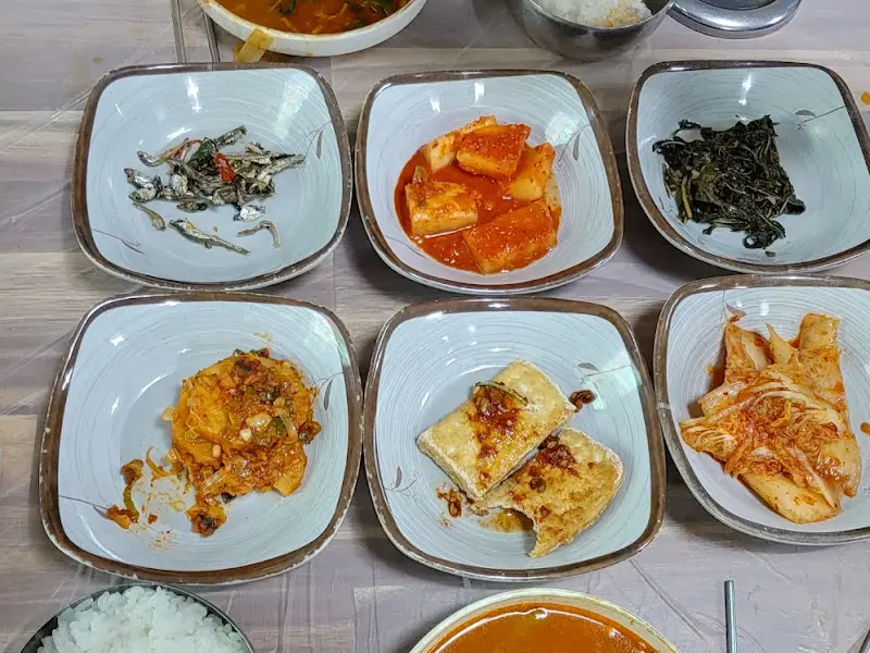 테이블 위에 정갈하게 놓여진 다양한 종류의 밑반찬들