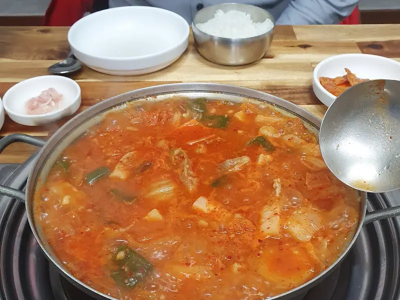 국자로 김치찌개를 뜨는 모습