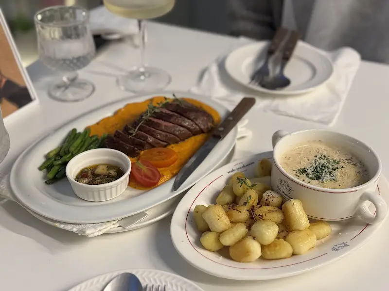 잘 구워진 스테이크와 뇨끼