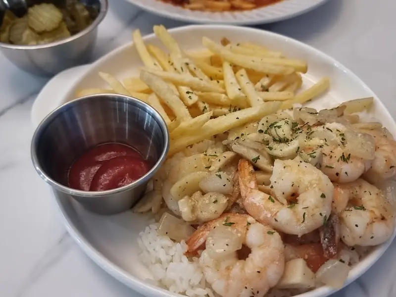 새우가 듬뿍 들어간 볶음밥 요리