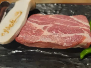 노을빛 돼지 향연, 송도 애월몽에서 맛보는 특별한 미식 경험과 인천의 밤