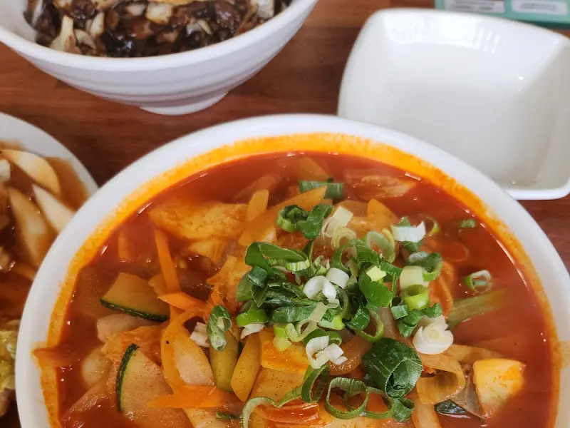 짬뽕밥과 유니짜장 함께 찍은 사진