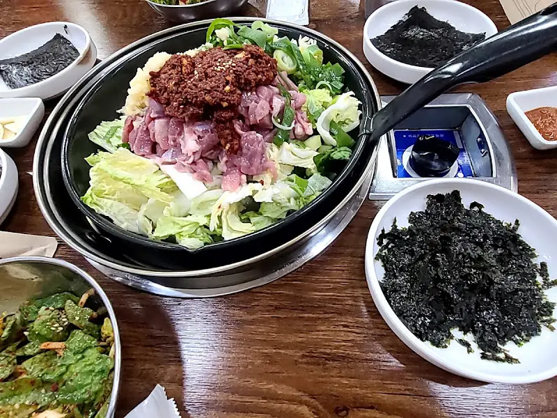 비빔돼지 재료가 담긴 냄비