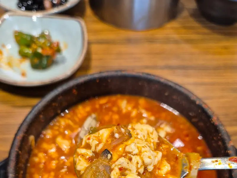 뚝배기에 담겨 보글보글 끓고 있는 순두부찌개의 모습