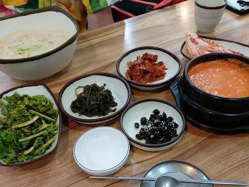 숨두부촌의 푸짐한 한 상 차림